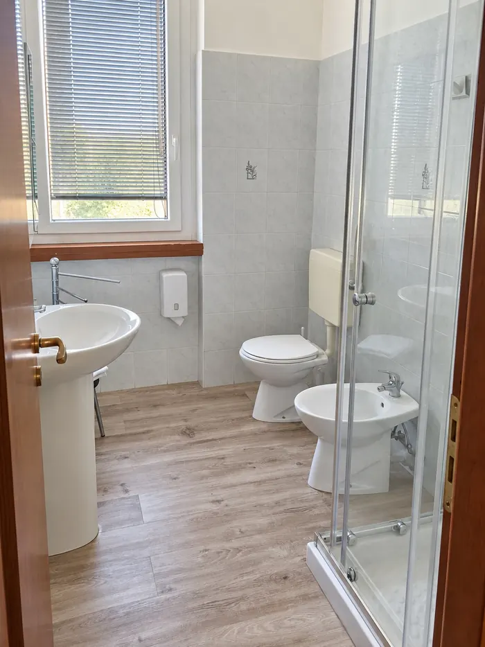 Bad eines Zimmers, mit Dusche