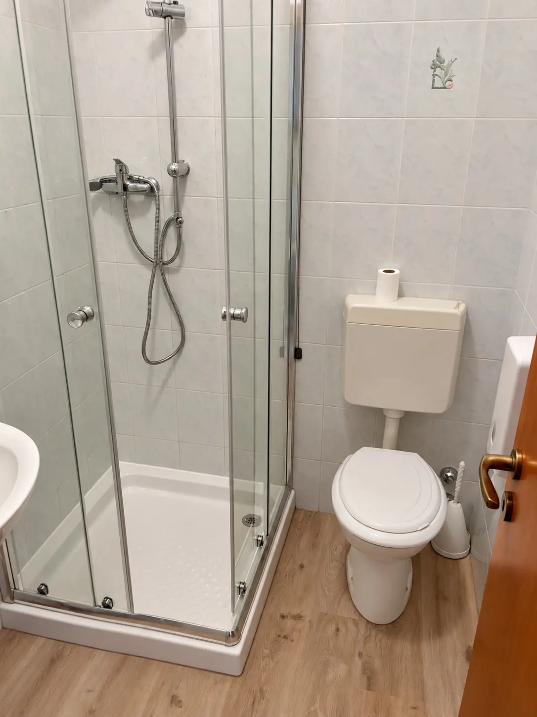 Bagno nuovo con la doccia