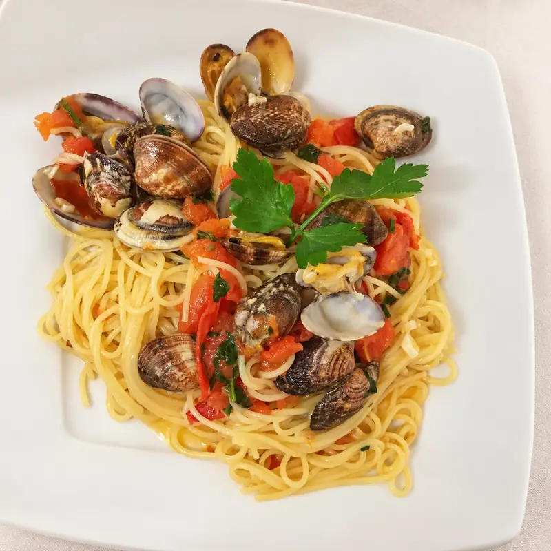 Spaghetti alle vongole con pomodoro e prezzemolo