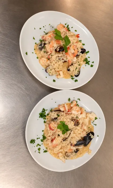 Due piatti di risotto ai frutti di mare
