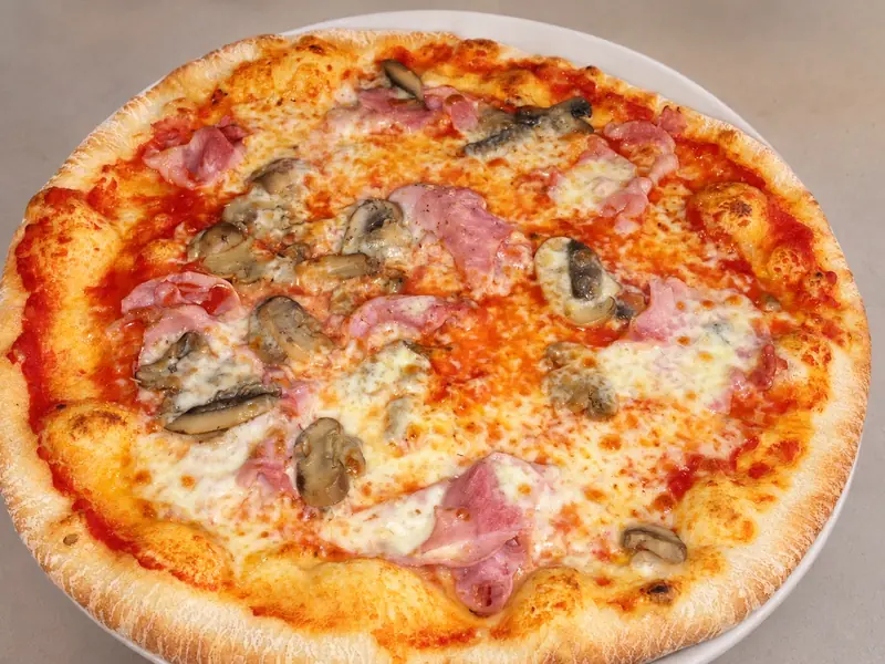 Pizza con prosciutto cotto e funghi