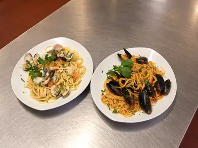 Spaghetti ai frutti di mare e spaghetti alle cozze