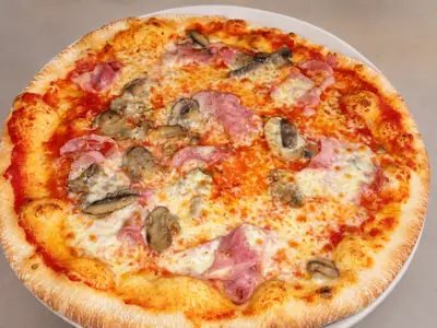 Pizza con prosciutto cotto e funghi