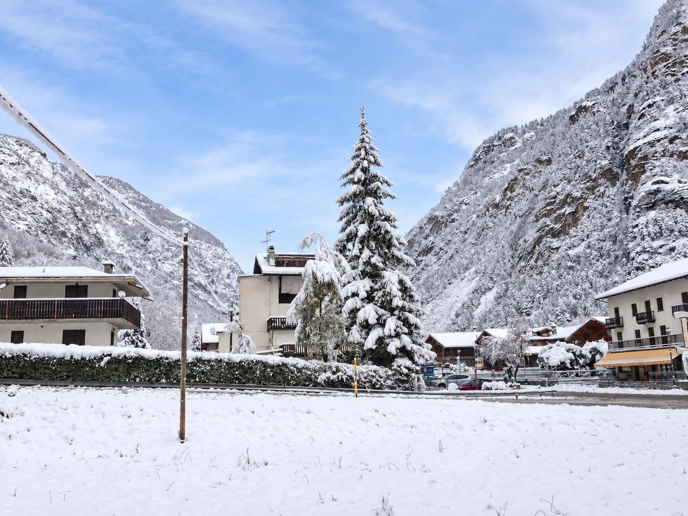 Il paese sotto la neve, con l'abete e le montagne