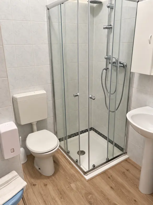 Bagno con la doccia in vetro e il lavabo