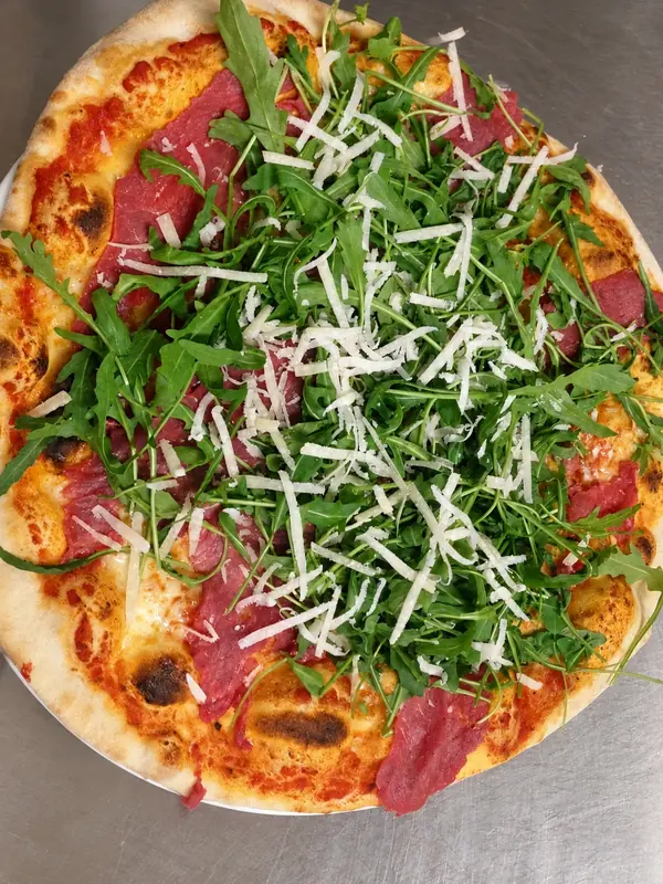 Pizza con bresaola, rucola e grana