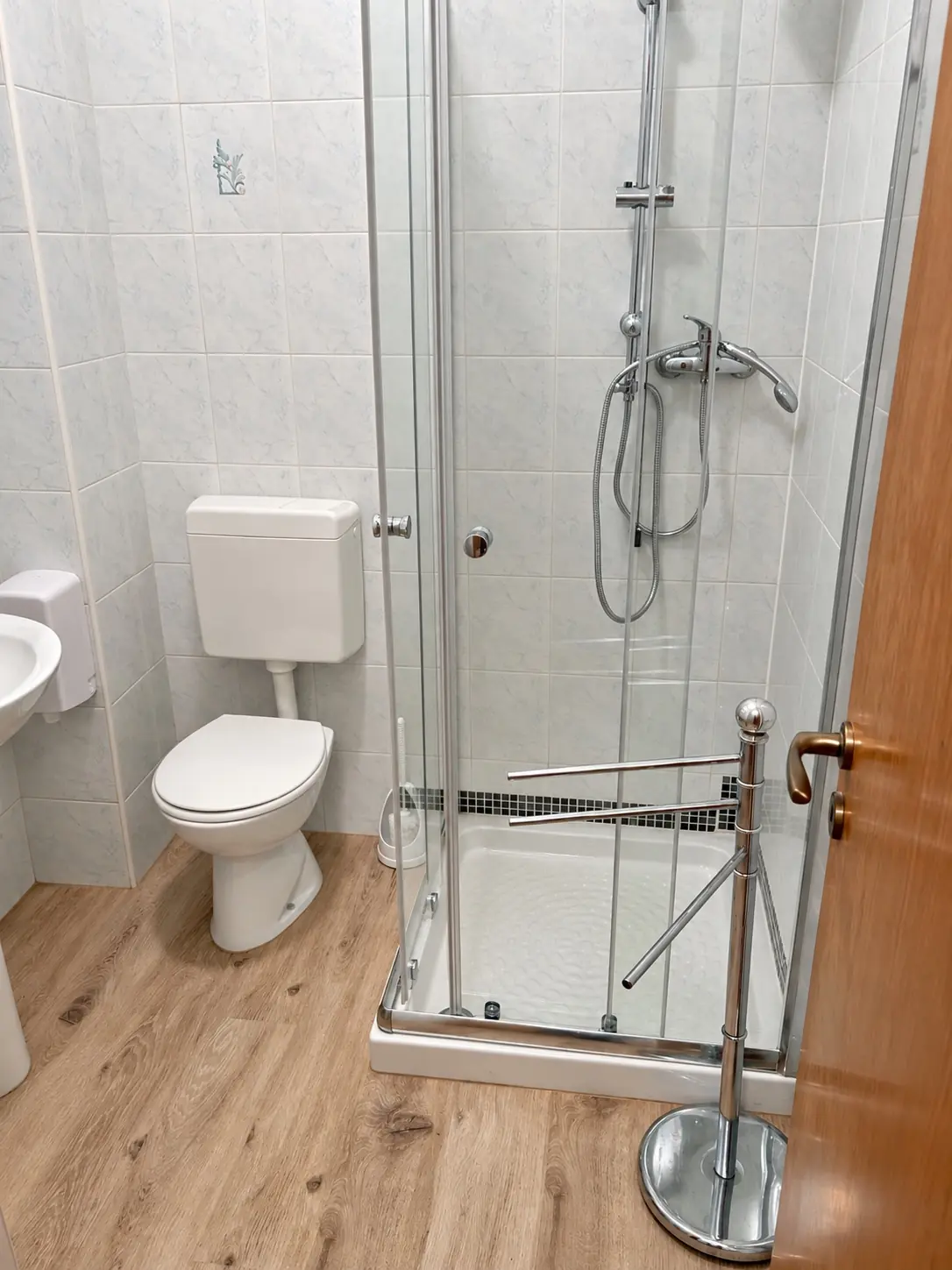 Bagno nuovo con la doccia