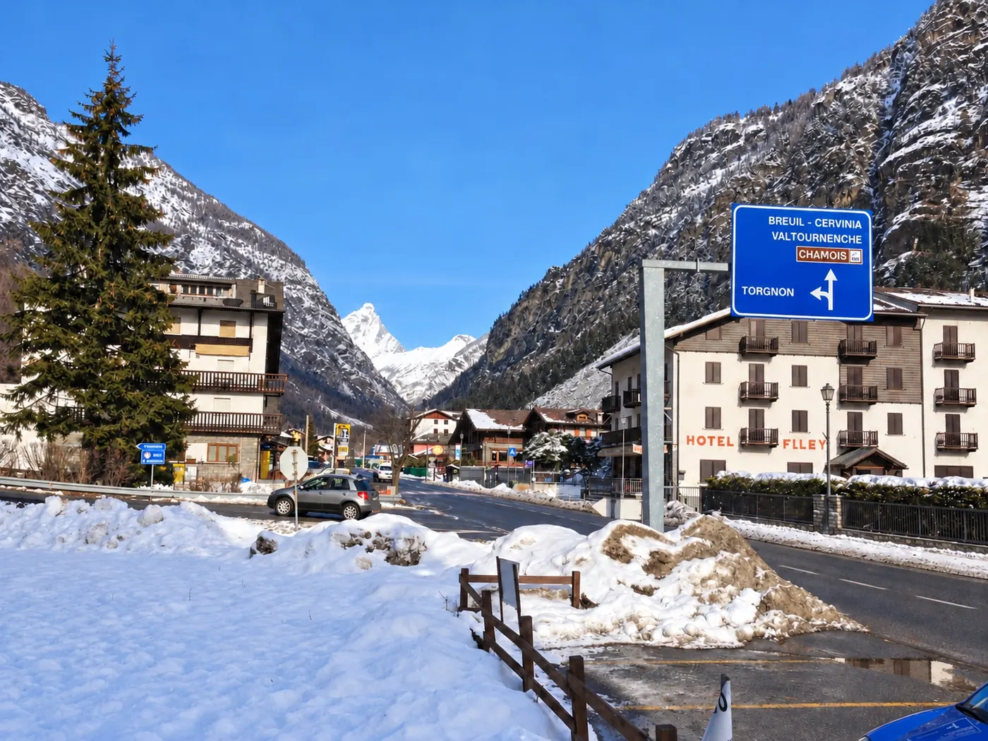 Die Straße von Filey Richtung Cervinia, mit dem Cervino am Ende des Tals und Schnee an den Rändern