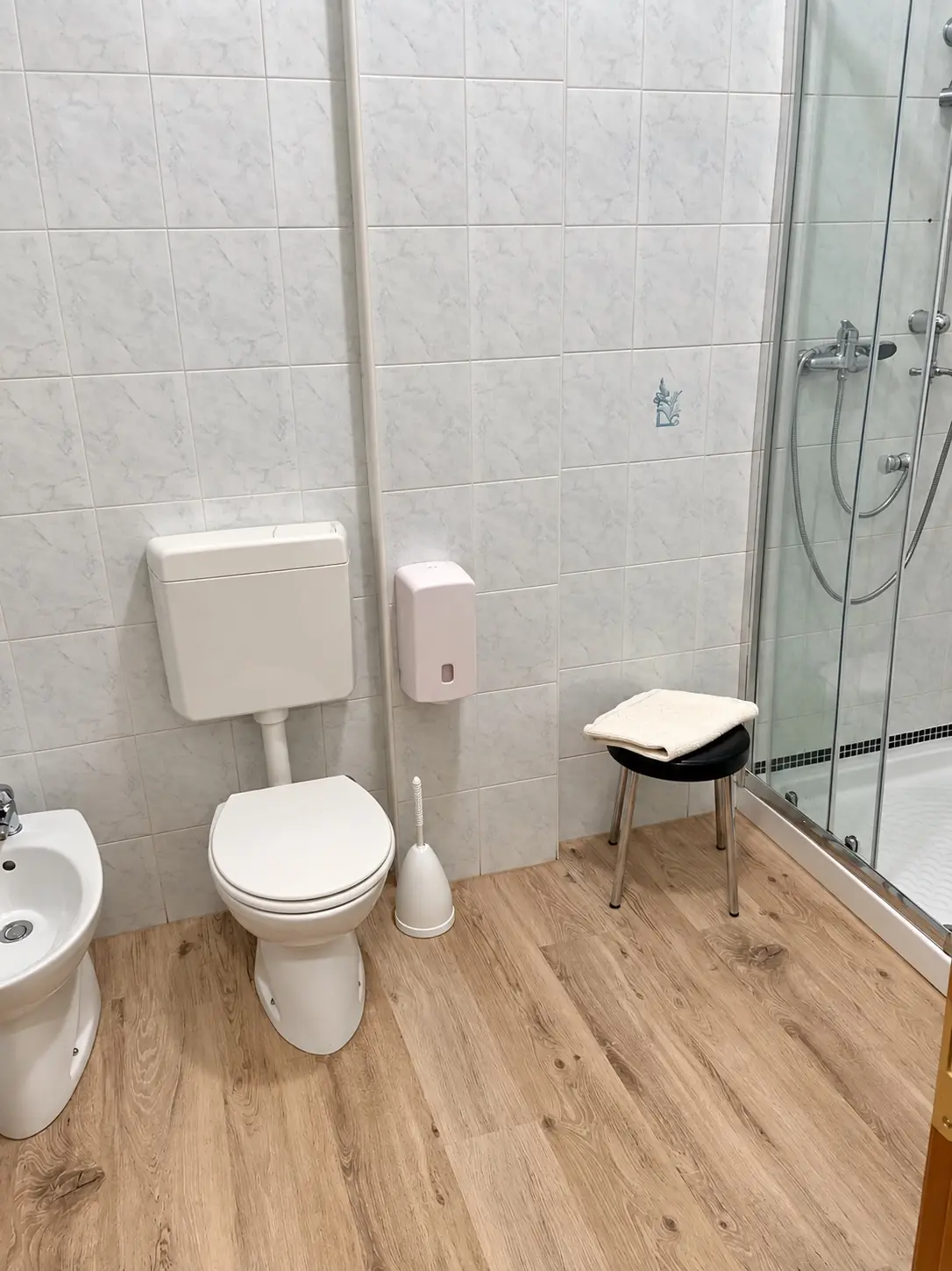 Bagno nuovo con la doccia