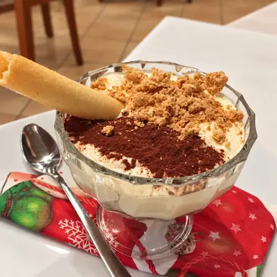 Coppa con crema, cacao e biscotto