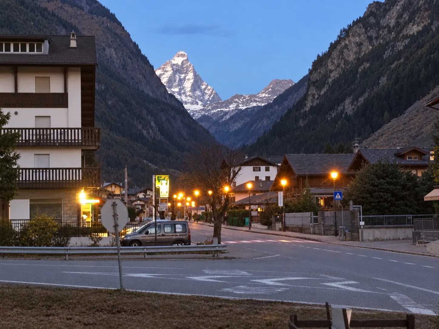 L'alba sul Cervino rosa, sopra il paese e la strada