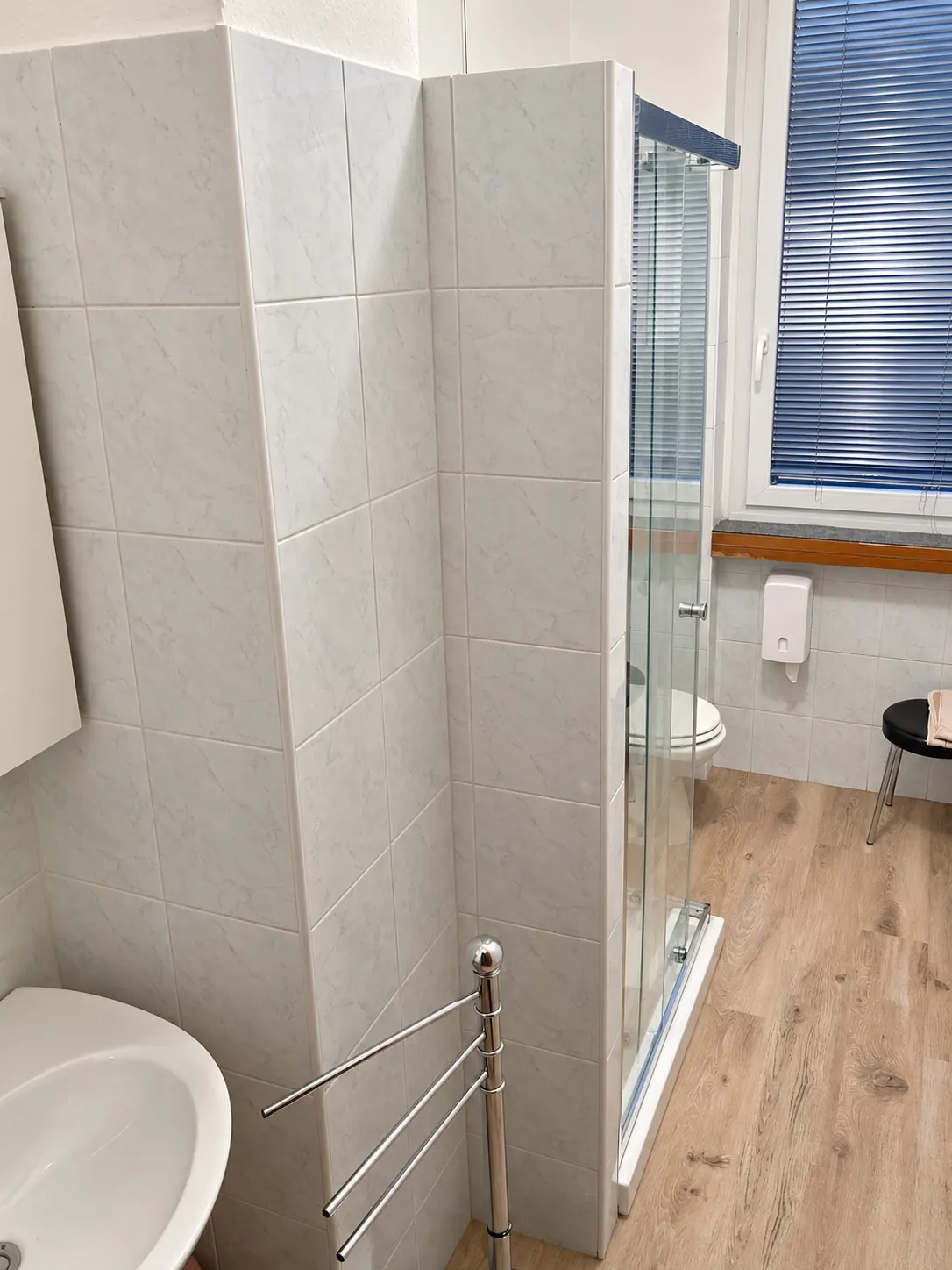 Bagno di una camera, con la doccia in vetro