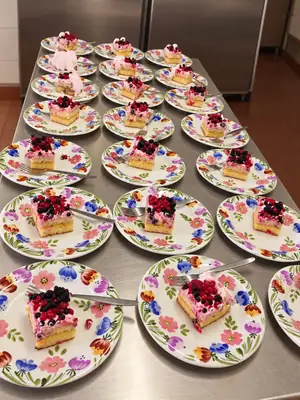 Fette di torta ai frutti di bosco, pronte da servire