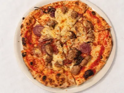 Pizza servita in tavola