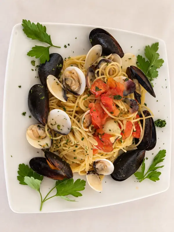 Spaghetti con cozze, vongole e pomodorini