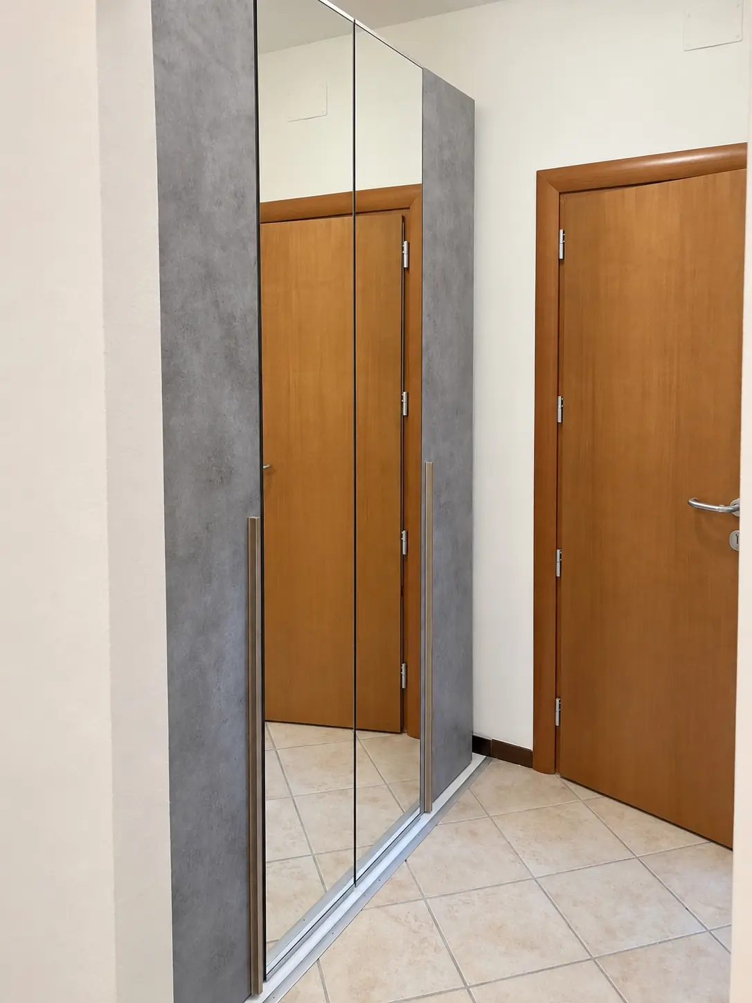 Ingresso di una camera con l'armadio a specchio