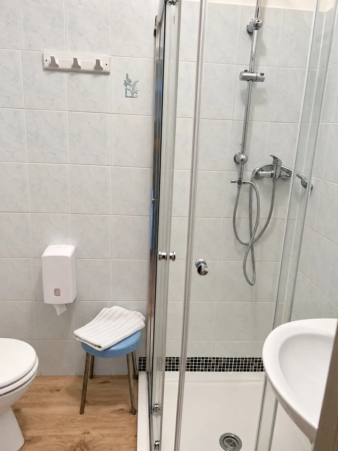 Bagno nuovo con la doccia