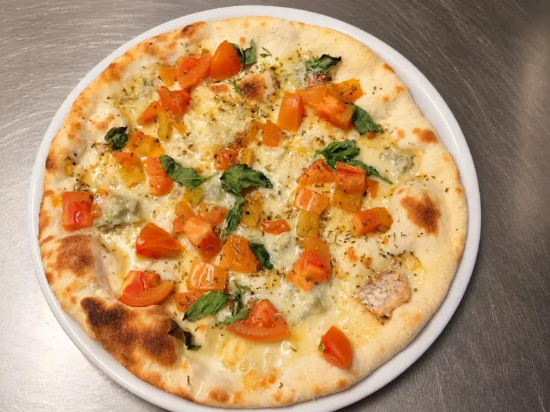 Pizza bianca con pomodoro fresco e basilico
