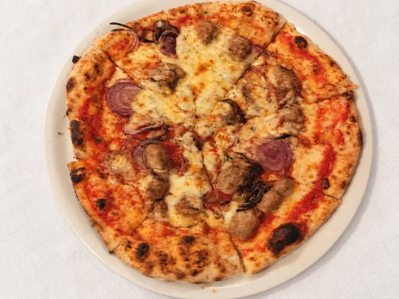 Pizza servita in tavola