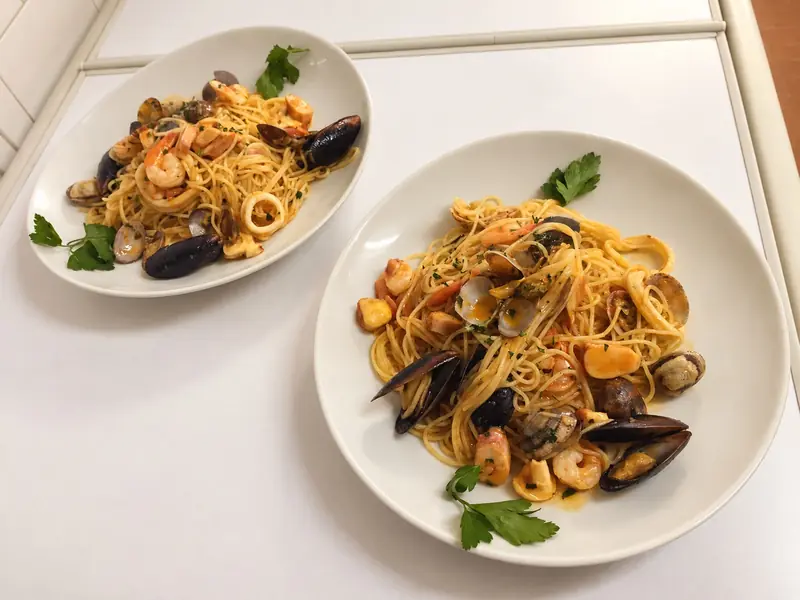 Due piatti di spaghetti allo scoglio