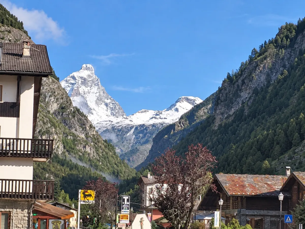 Der Cervino vom Ort aus gesehen, mit Häusern des Aostatals und klarem Himmel